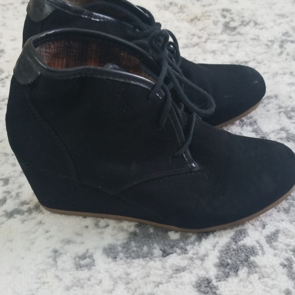 Wedge black bootie